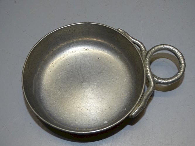 -ANCIEN TASTEVIN EN ETAIN ANSE SERPENTS signé d'une FLEUR COURONNEE VITRINE   D