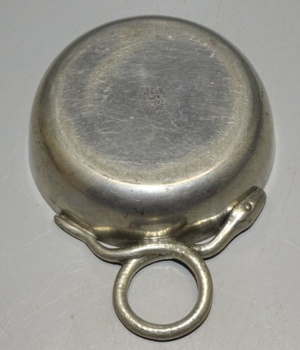-ANCIEN TASTEVIN EN ETAIN ANSE SERPENTS signé d'une FLEUR COURONNEE VITRINE   D