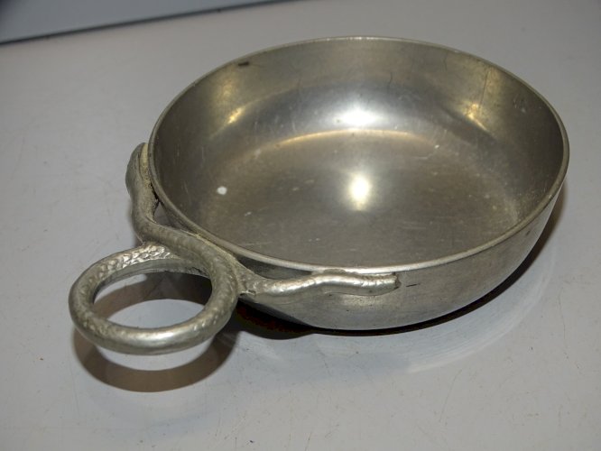 -ANCIEN TASTEVIN EN ETAIN ANSE SERPENTS signé d'une FLEUR COURONNEE VITRINE   D