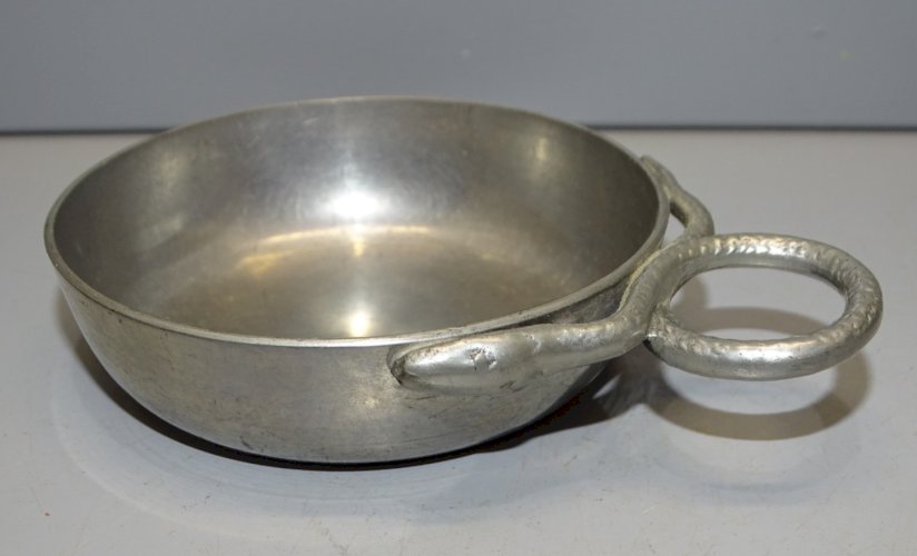 -ANCIEN TASTEVIN EN ETAIN ANSE SERPENTS signé d'une FLEUR COURONNEE VITRINE   D