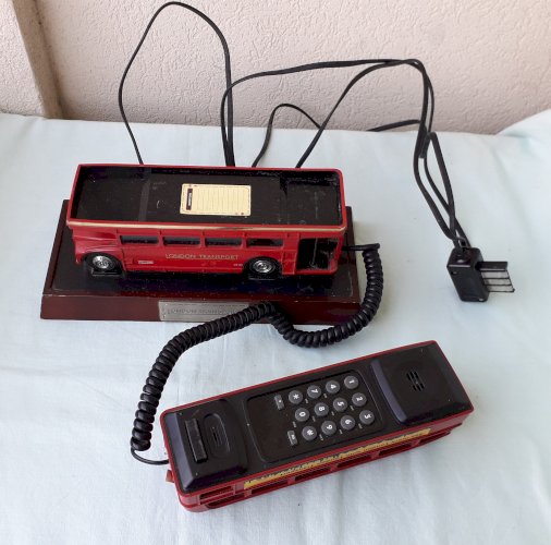 Ancien téléphone bus anglais