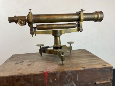 Ancien théodolite d'arpenteur niveau lunette Paris