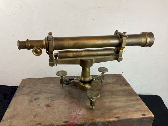 Ancien théodolite d'arpenteur niveau lunette Paris