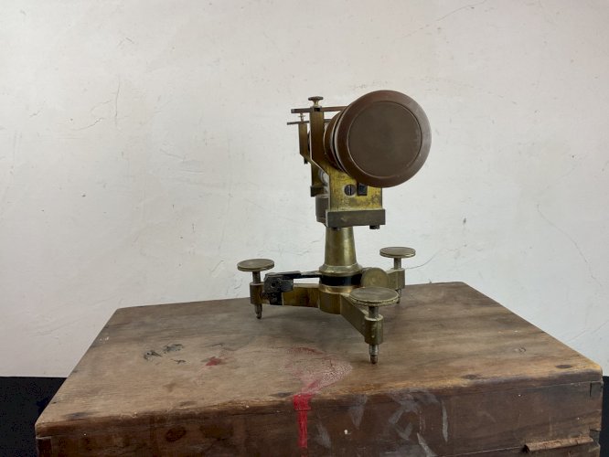 Ancien théodolite d'arpenteur niveau lunette Paris