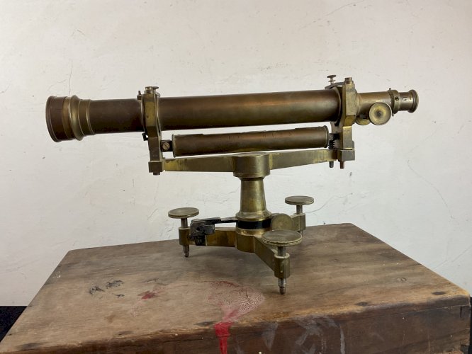 Ancien théodolite d'arpenteur niveau lunette Paris