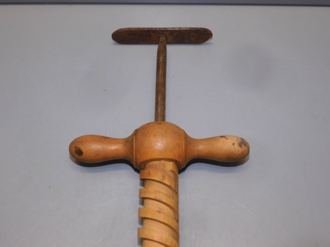 - ANCIEN TIRE BOUCHON EN BOIS  A AILETTE EN METAL  NO NONTRON COLLECTION   D