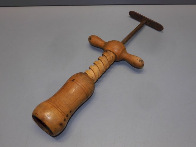 - ANCIEN TIRE BOUCHON EN BOIS  A AILETTE EN METAL  NO NONTRON COLLECTION   D