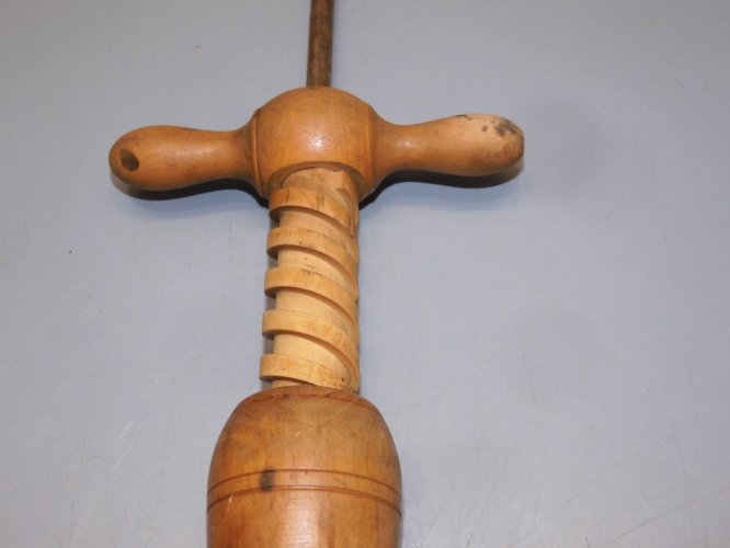 - ANCIEN TIRE BOUCHON EN BOIS  A AILETTE EN METAL  NO NONTRON COLLECTION   D