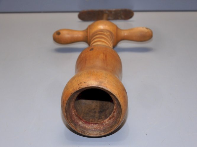 - ANCIEN TIRE BOUCHON EN BOIS  A AILETTE EN METAL  NO NONTRON COLLECTION   D