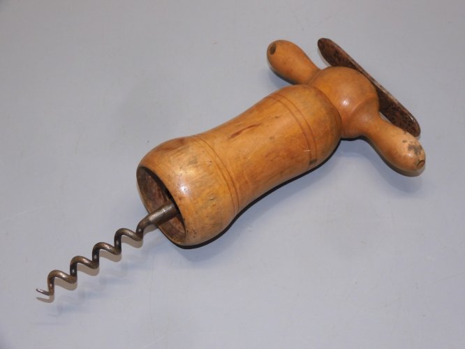 - ANCIEN TIRE BOUCHON EN BOIS  A AILETTE EN METAL  NO NONTRON COLLECTION   D
