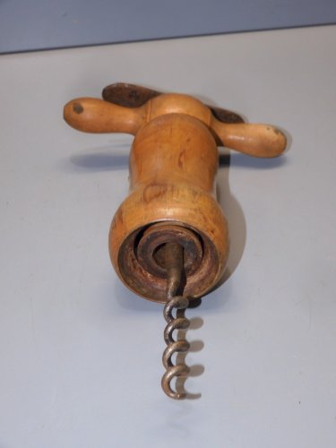 - ANCIEN TIRE BOUCHON EN BOIS  A AILETTE EN METAL  NO NONTRON COLLECTION   D