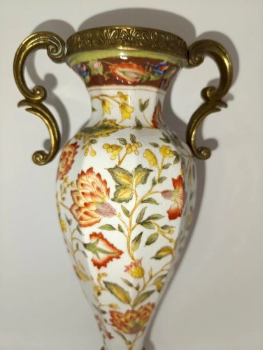 ancien vase asiatique en porcelaine avec monture bronze debut 20eme en bon etat