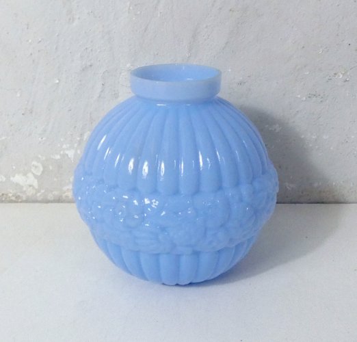ancien vase boule en opaline bleue Art Déco 1920-1930