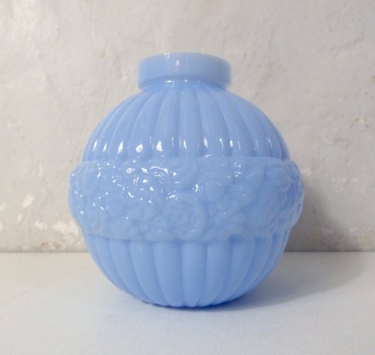 ancien vase boule en opaline bleue Art Déco 1920-1930