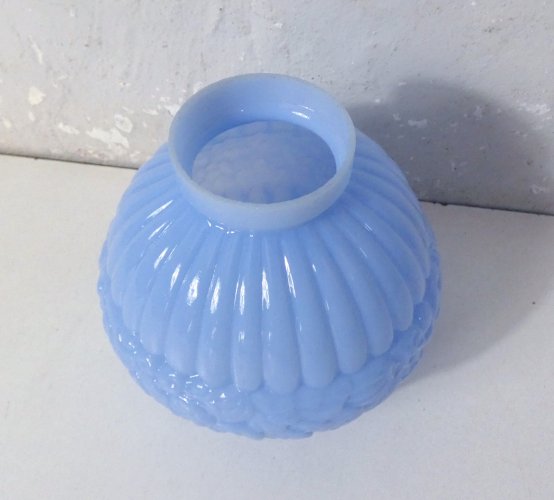 ancien vase boule en opaline bleue Art Déco 1920-1930