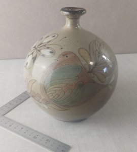 Ancien vase boule, terre cuite émaillée, décor oiseau et papillon, à identifier ^