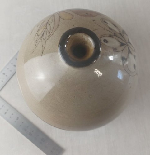 Ancien vase boule, terre cuite émaillée, décor oiseau et papillon, à identifier ^