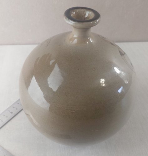 Ancien vase boule, terre cuite émaillée, décor oiseau et papillon, à identifier ^