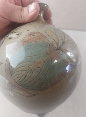 Ancien vase boule, terre cuite émaillée, décor oiseau et papillon, à identifier ^