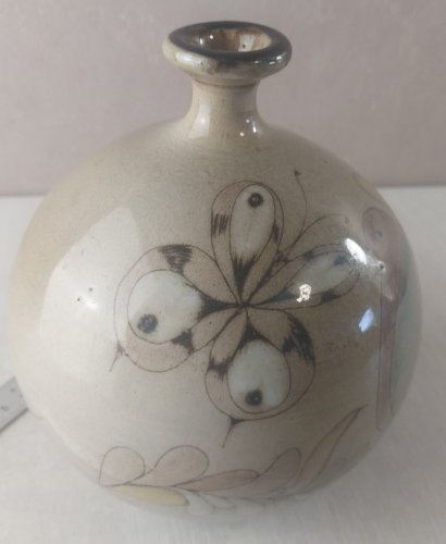 Ancien vase boule, terre cuite émaillée, décor oiseau et papillon, à identifier ^