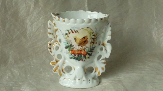 ANCIEN VASE DE MARIÉE EN PORCELAINE DE PARIS DECOR PAPILLON FIN 19 ÈME *