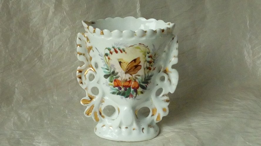 ANCIEN VASE DE MARIÉE EN PORCELAINE DE PARIS DECOR PAPILLON FIN 19 ÈME *