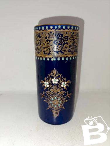 ancien vase emaillé bleu à decor floral Boch freres keramis en bon etat