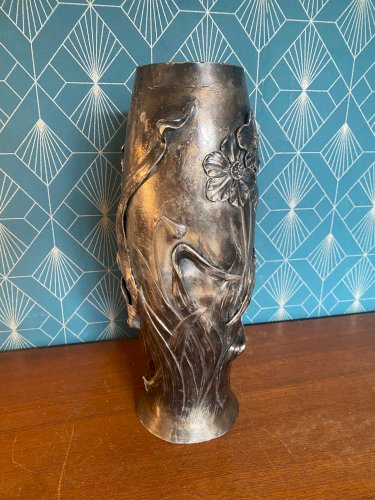Ancien Vase en étain, rare ,"Metal Juventa Prima" époque art nouveau. Vers 1900.