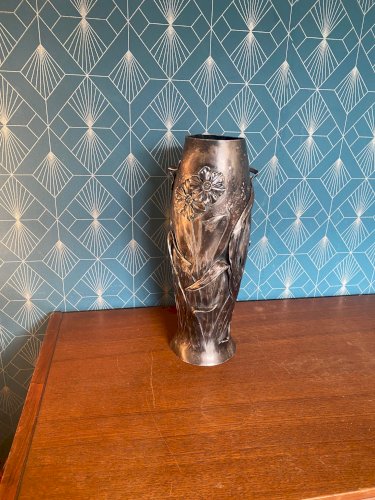 Ancien Vase en étain, rare ,"Metal Juventa Prima" époque art nouveau. Vers 1900.