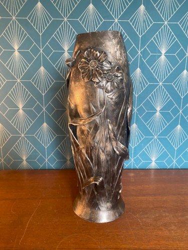 Ancien Vase en étain, rare ,"Metal Juventa Prima" époque art nouveau. Vers 1900.