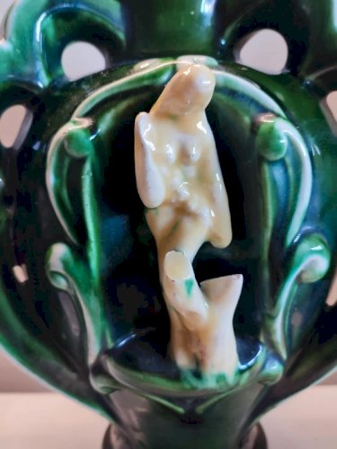Ancien vase en faïence aux trois cariatides vallauris ? en bon etat