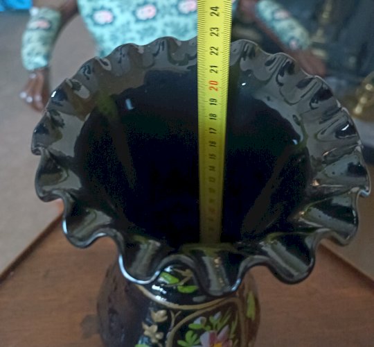 Ancien vase en opaline noir