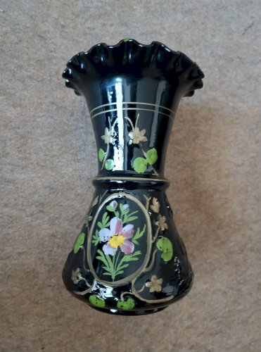 Ancien vase en opaline noir