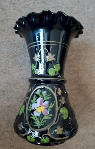 Ancien vase en opaline noir