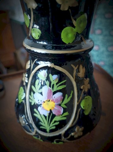 Ancien vase en opaline noir