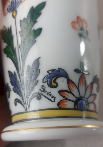 Ancien vase en opaline, peint, Sèvres