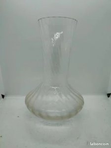 ancien vase en verre legerement torsade en bon etat
