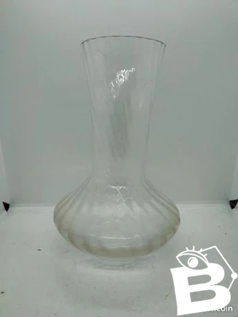 ancien vase en verre legerement torsade en bon etat