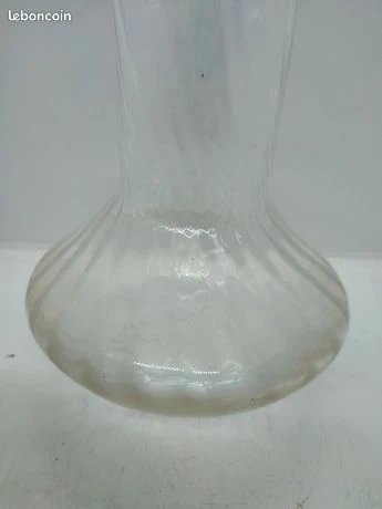 ancien vase en verre legerement torsade en bon etat