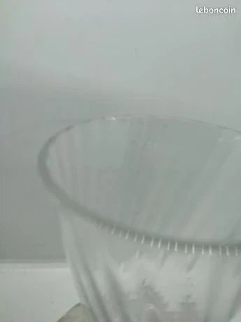 ancien vase en verre legerement torsade en bon etat