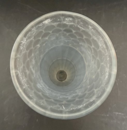 ancien vase en verre moulé pressé style art déco couleur bleu clair design