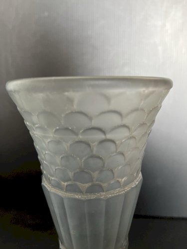 ancien vase en verre moulé pressé style art déco couleur bleu clair design