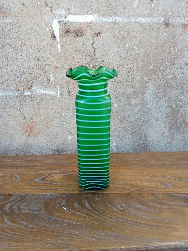 Ancien vase en verre soufflé vert, rehaussé d’une délicate spirale tourbillonnante