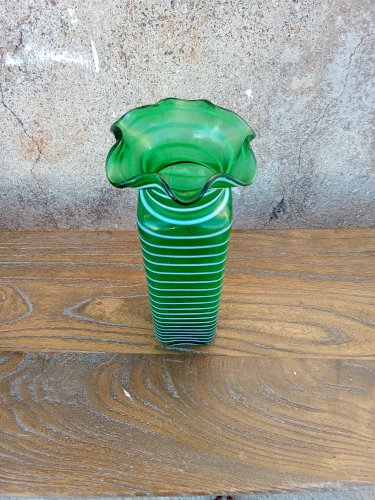 Ancien vase en verre soufflé vert, rehaussé d’une délicate spirale tourbillonnante