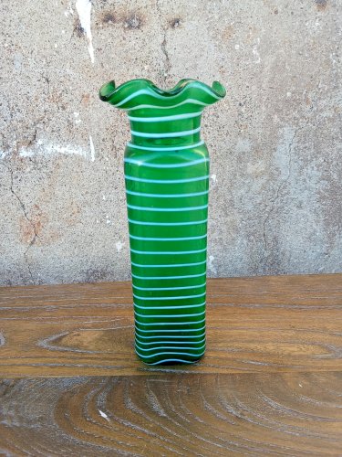 Ancien vase en verre soufflé vert, rehaussé d’une délicate spirale tourbillonnante