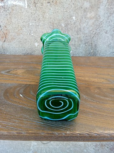 Ancien vase en verre soufflé vert, rehaussé d’une délicate spirale tourbillonnante