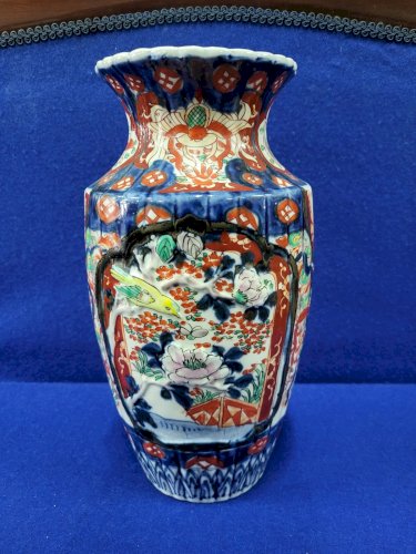 ANCIEN VASE IMARI EN FAIENCE