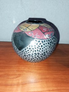 ancien vase multicouleur signé J. Frescal à cholet en etat correct