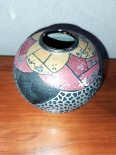 ancien vase multicouleur signé J. Frescal à cholet en etat correct