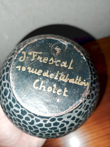 ancien vase multicouleur signé J. Frescal à cholet en etat correct